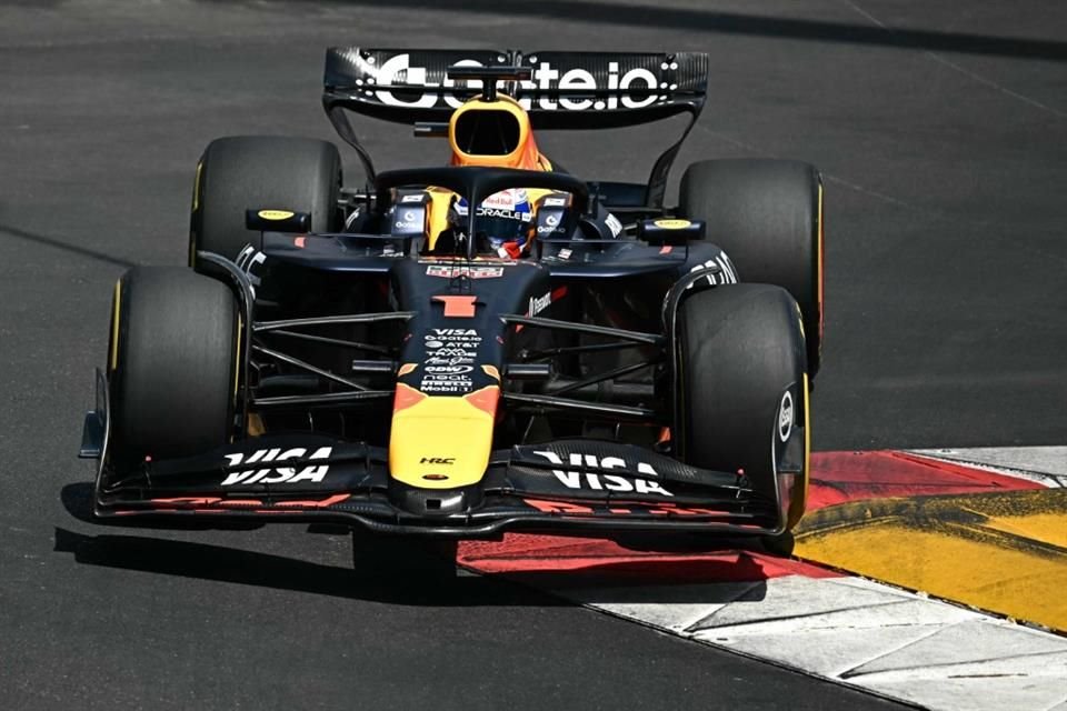 Max Verstappen busca reducir la ventaja con los McLaren.