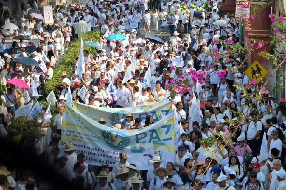 Mientras la violencia golpea a Morelos con un ataque policial en Temixco y el robo de siete camionetas en Cuernavaca, cientos de personas marchan para exigir paz y seguridad en la entidad.