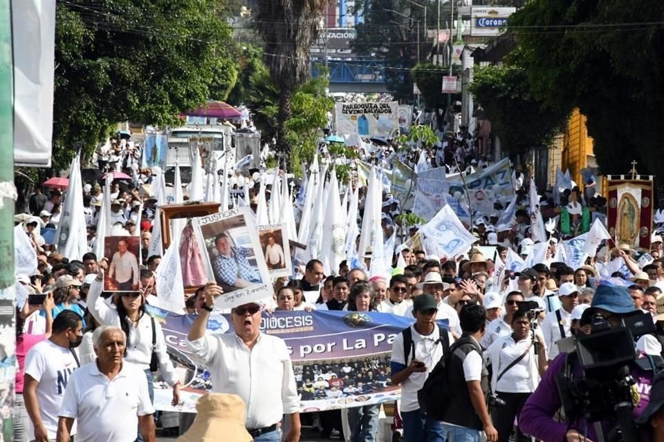 Mientras la violencia golpea a Morelos con un ataque policial en Temixco y el robo de siete camionetas en Cuernavaca, cientos de personas marchan para exigir paz y seguridad en la entidad.