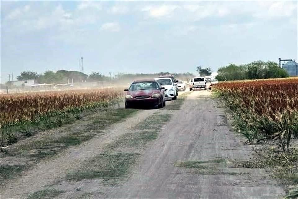 Debido al bloqueo, conductores han optado por tomar brechas y caminos rurales, pese al riesgo que implica circular por esas rutas.