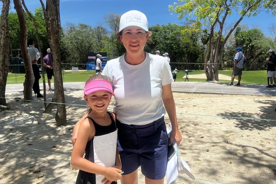 La ex futbolista Iris Mora, con su hija Emilia, acudieron a la ronda del México Riviera Maya Open at Mayakoba 2025.