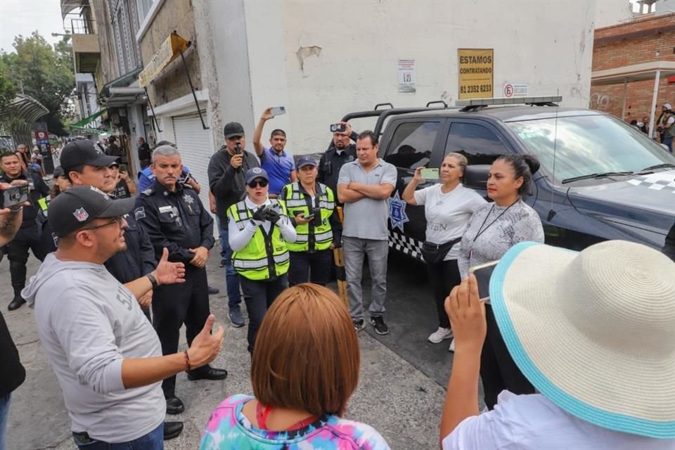 De manera pacífica un grupo de comerciantes del parque Rojo se manifiesta, parados en el semáforo durante luz roja  mostrando su pancartas.