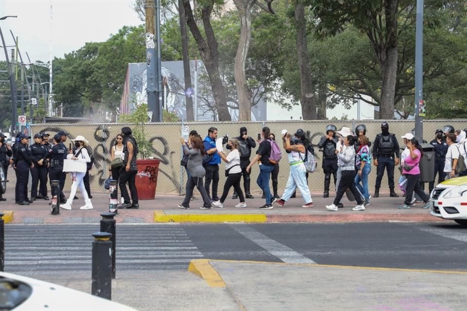 De manera pacífica un grupo de comerciantes del parque Rojo se manifiesta, parados en el semáforo durante luz roja  mostrando su pancartas.