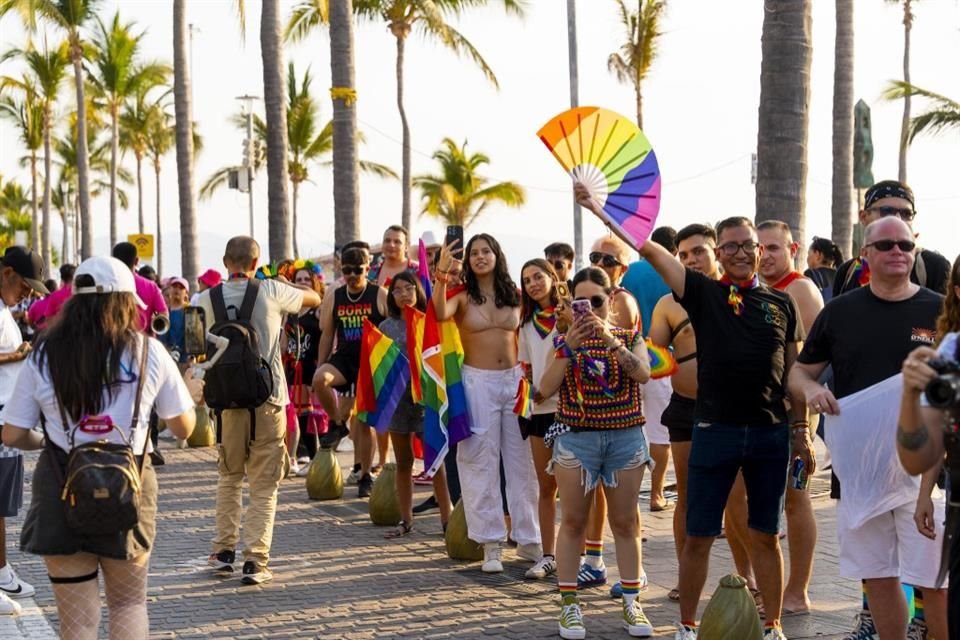 El recorrido fue de más de dos kilómetros, y además de pobladores locales, se sumaron visitantes nacionales e internacionales.