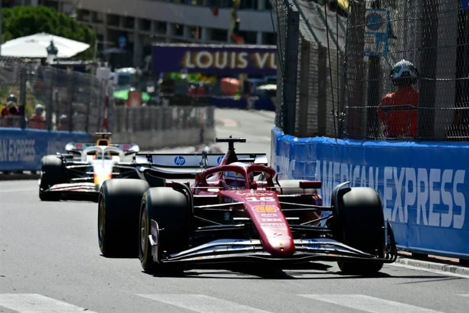 En las últimas vueltas, Charles Leclerc estuvo muy cerca de Norris, pero su Ferrari no le dio para ganar la competencia.