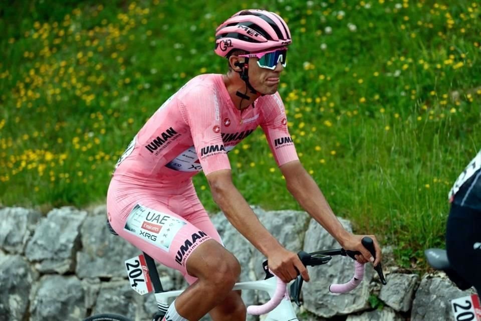 Isaac del Toro sigue vistiendo la maglia rosa.