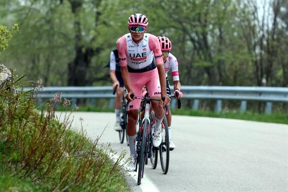 Isaac del Toro no suelta la maglia rosa.