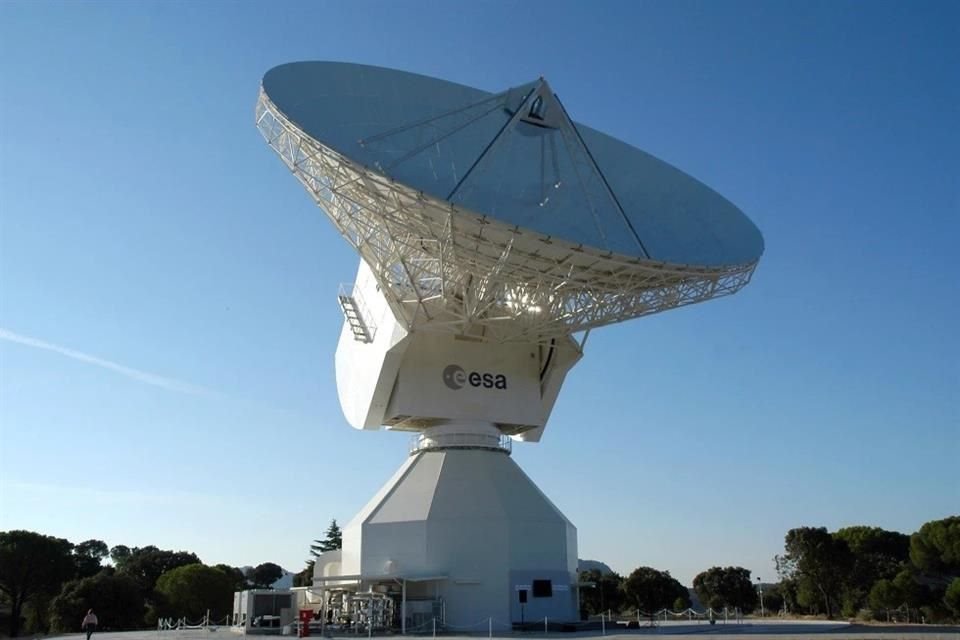 Las señales de radio se desplazarán a la velocidad de la luz, a la asombrosa velocidad de más de mil millones de kilómetros por hora (670 millones de millas por hora).