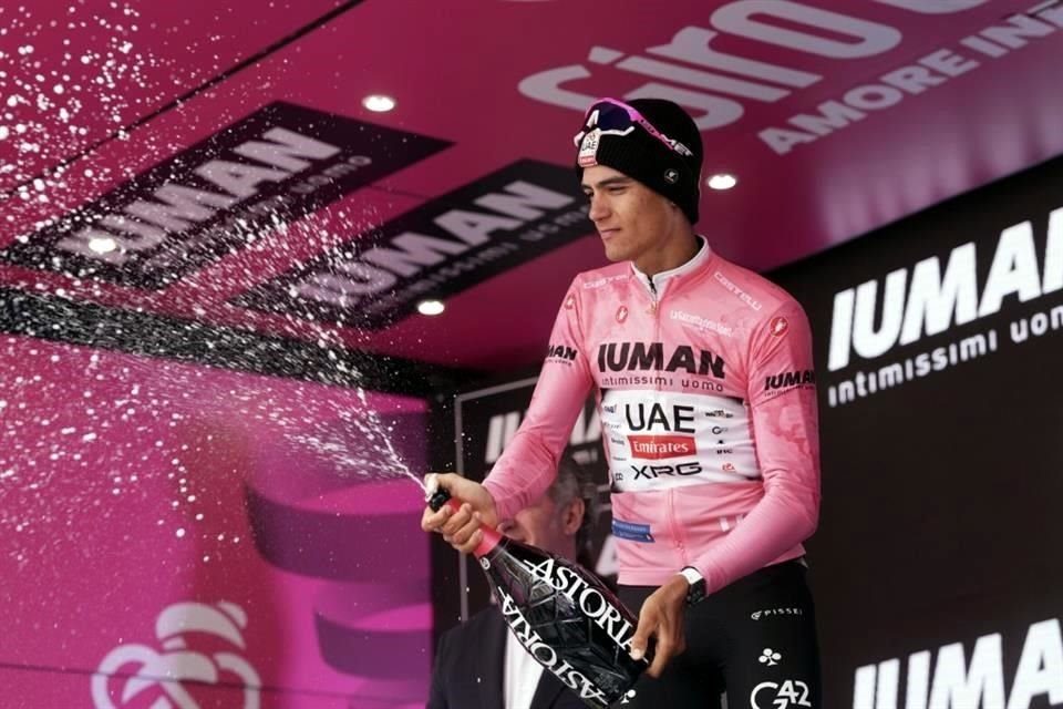 Isaac del Toro sabe que tiene que estudiar bien sus estrategias y terminar el Giro vestido de rosa.
