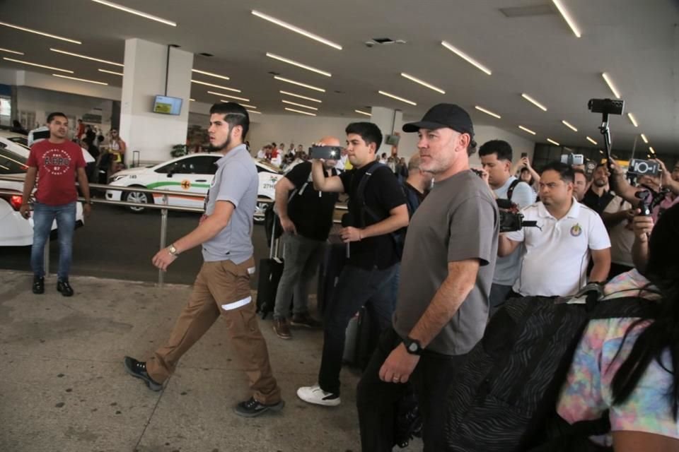 Gabriel Milito arribó a Guadalajara para convertirse en el nuevo técnico de Chivas y se espera que firme contrato este domingo.