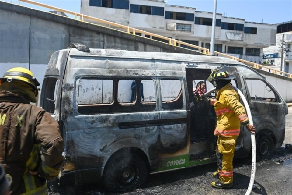 El transporte público que conecta la zona poniente de Acapulco con otros municipios fue atacado por sujetos armados en la Calzada de la Cuesta.