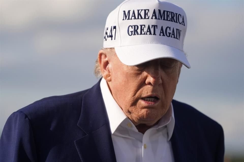 El Presidente Donald Trump habla con reporteros antes de abordar el Air Force One, el 25 de mayo del 2025.