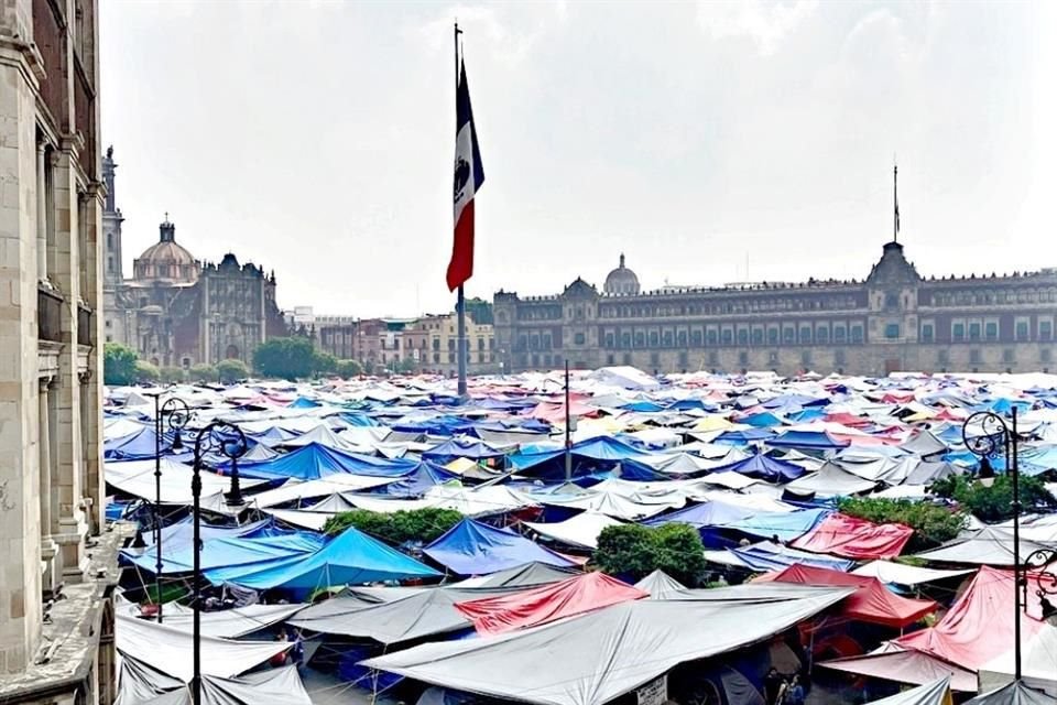 La CNTE cumplió ayer 11 días de protestas en CDMX y elevó reclamo a Presidenta Sheinbaum exigiéndole nuevas respuestas a sus demandas.