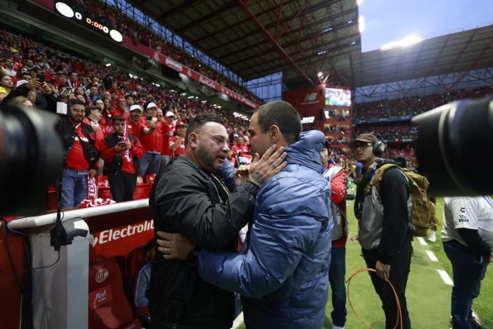 André Jardine y Antonio Mohamed se fundieron en un abrazo previo al inicio del partido.