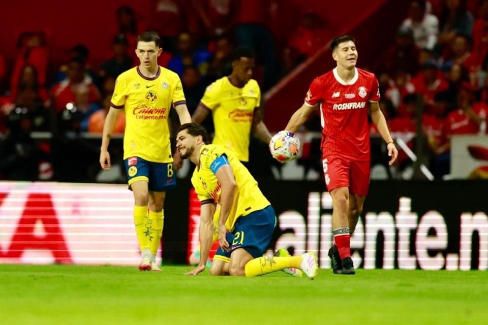 El capitán Henry Martín tuvo que dejar el partido por una lesión al arranque del segundo tiempo.