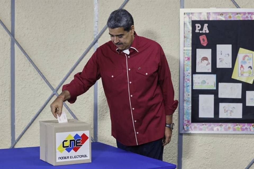 El Presidente Nicolás Maduro vota en la elección legislativa y local en Caracas.