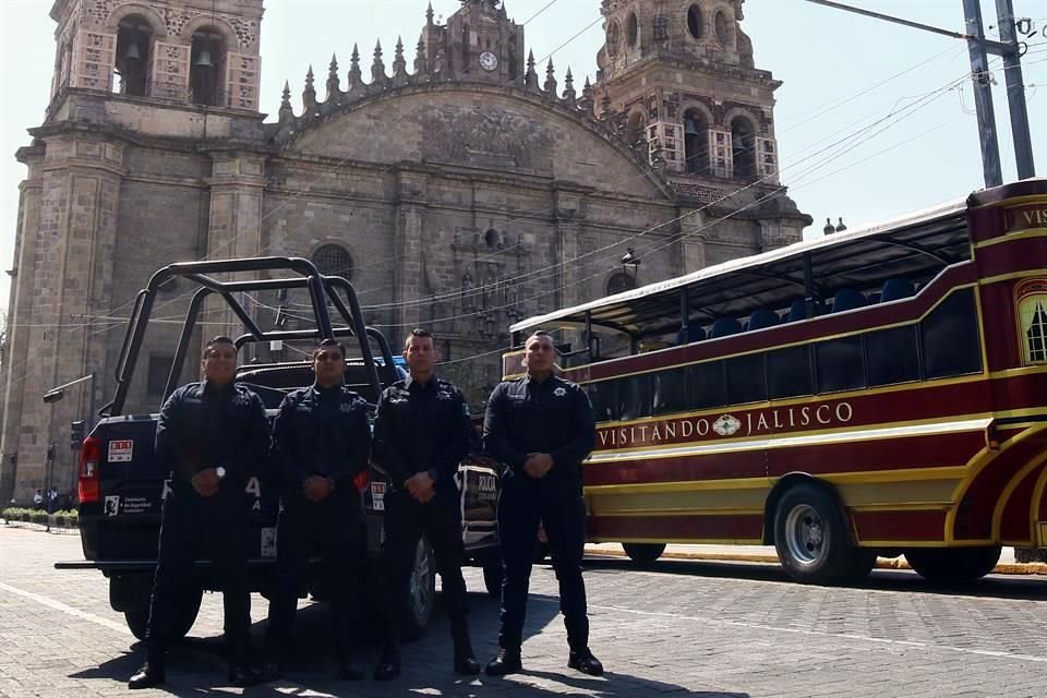Los oficiales tapatíos Gerardo Ismael Ávalos Valencia, Leonardo Cruz Mena, Alberto Tomás Sánchez Hernández y Jesús López García.
