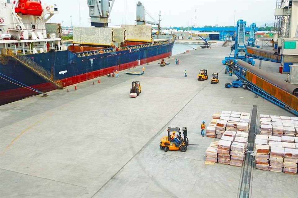 Al puerto de Manzanillo ingresan 4 mil unidades de carga por día.