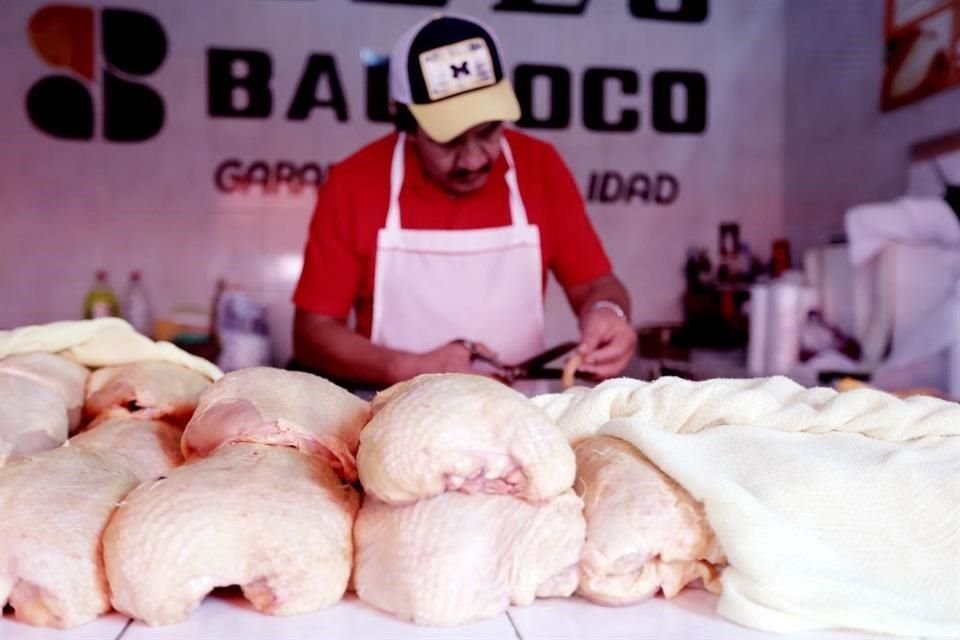 A tasa anual, el aumento del precio de pollo fue de 11.07 por ciento, señalan datos de Inegi.