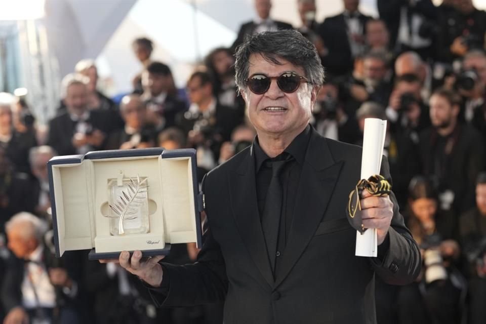 El cineasta Jafar Panahi, que ganó la Palma de Oro en Cannes, regresó a Irán y fue recibido con alegría y porras por varios seguidores.