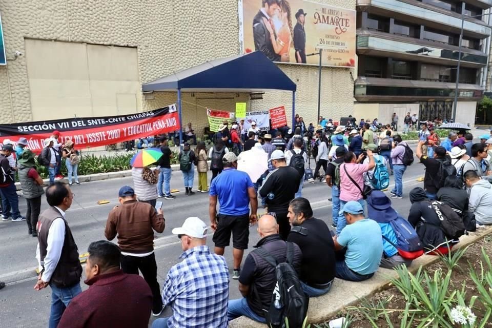 Los integrantes de la CNTE exigen diálogo con las autoridades.