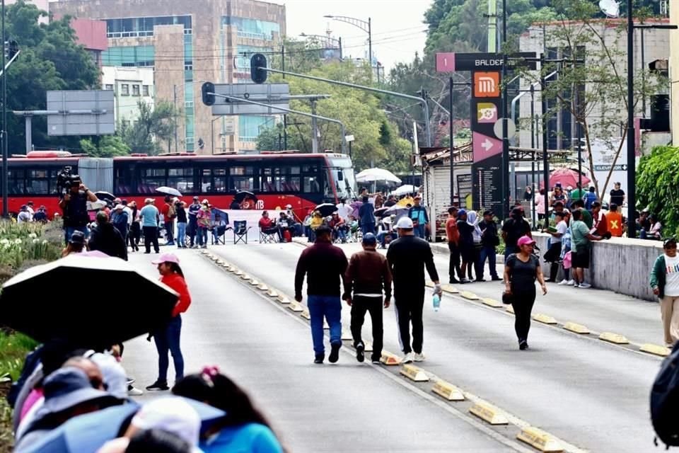 Las afectaciones a la altura de la estación del Metro Balderas.