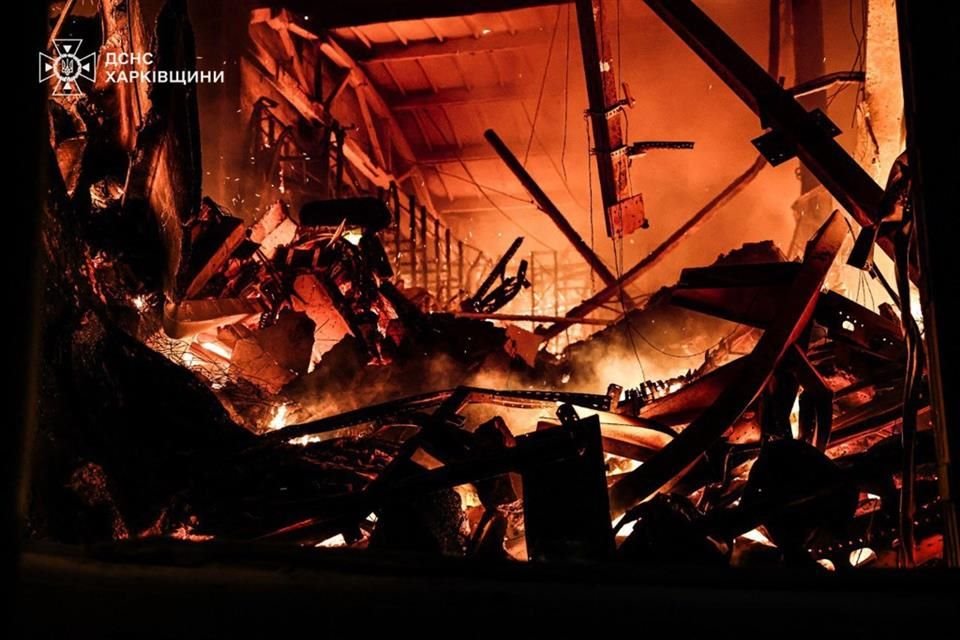 Un incendio provocado por un ataque israelí en la región de Járkov en Ucrania, el 26 de mayo.