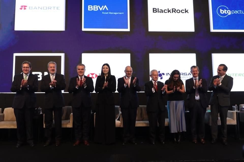 Funcionarios del sector económico y financiero en el el Foro de Fondos de la AMIB.