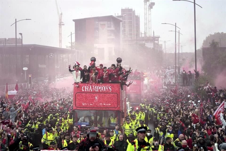 El Liverpool festejó con sus aficionados su título de Premier League, pero hubo tragedia de por medio.