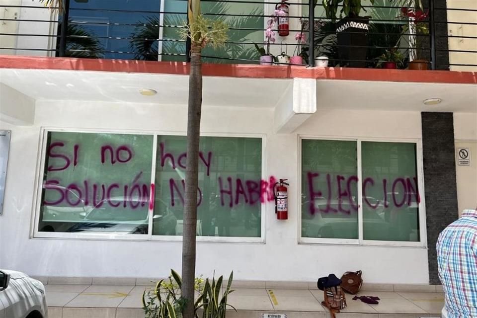 Maestros de la Ceteg, aliada a la CNTE, vandalizaron instalaciones del IEPC para presionar a la Presidencia sobre modificación de pensiones.