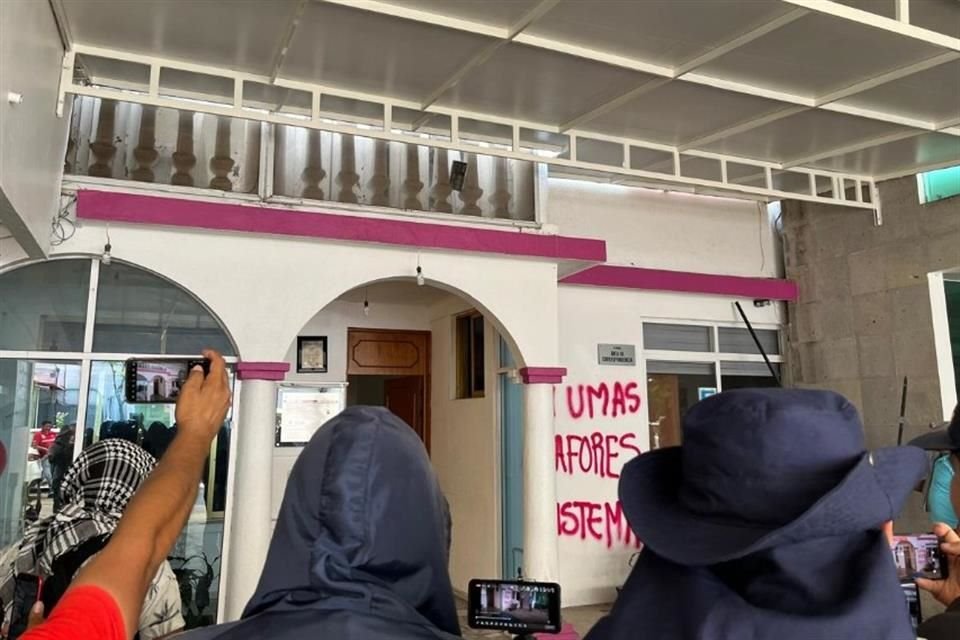 Tras protestar en el IEPC, maestros de la Ceteg también vandalizaron instalaciones del INE en Guerrero.