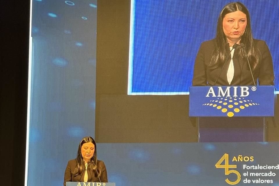 Victoria Rodríguez, jefa de Banxico, durante el Foro de la AMIB.