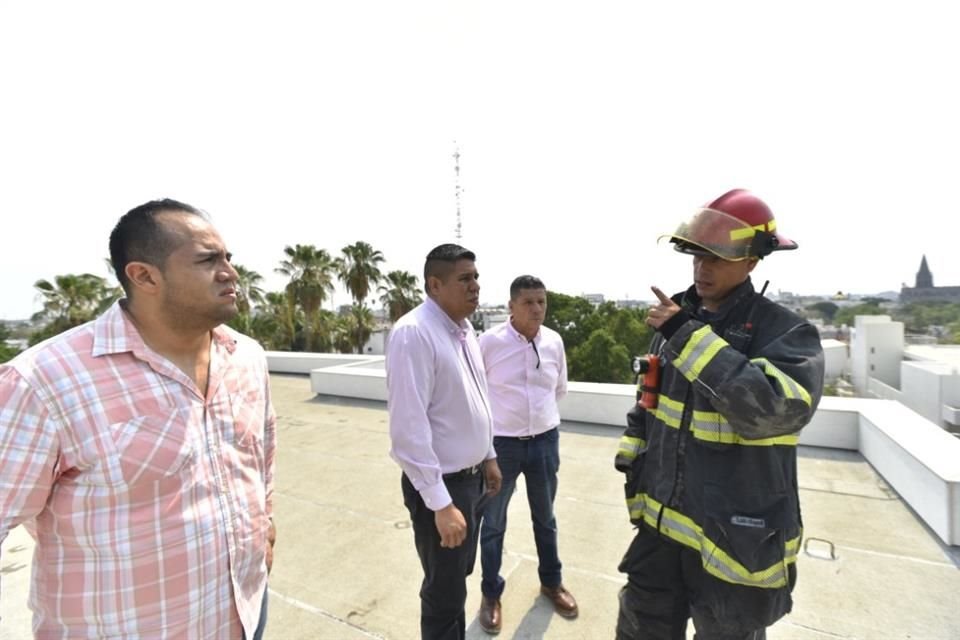 Elementos de la Unidad Estatal de Protección Civil y Bomberos Jalisco evacuaron a trabajadores.
