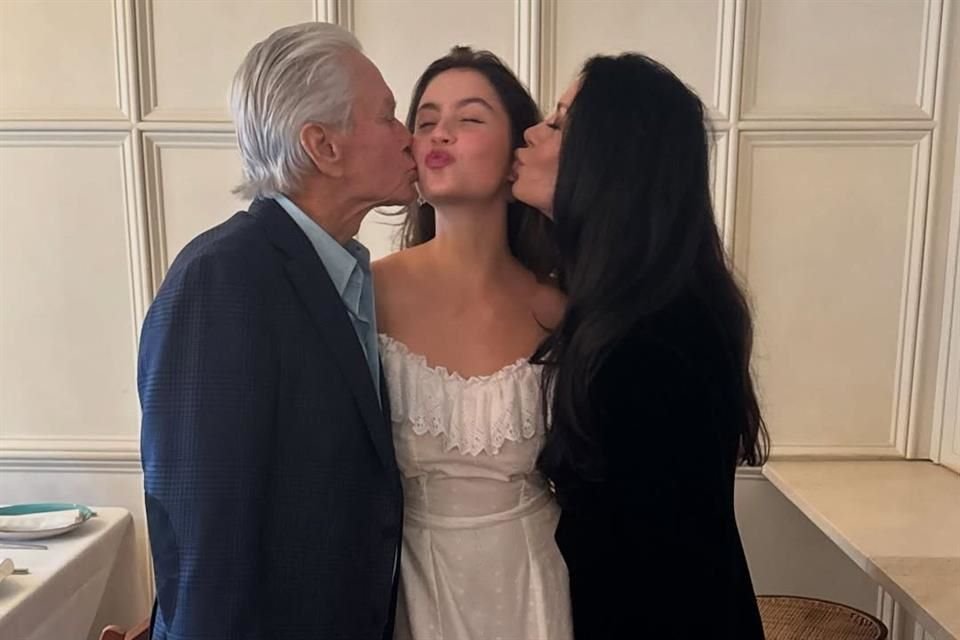 Los actores Michael Douglas y Catherine Zeta-Jones celebraron la graduación de la universiada de su hija Carys, de 22 años.