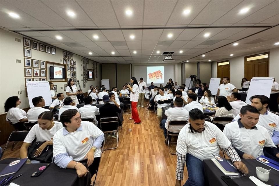 La diputada de MC, Ana Fernanda, encabezó en el Congreso de Jalisco mesa de trabajo con funcionarios municipales; se busca recabar ideas de juventudes.