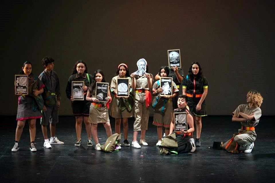 Escenas de 'Viaje al Centro de Alhijara', del colectivo Pequeños Creadores Teatro.