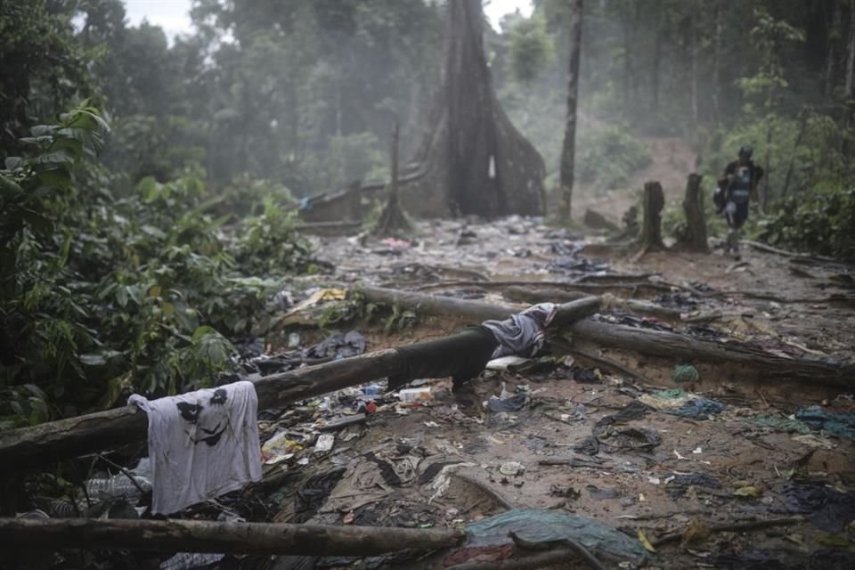 Ropa y basura tirada por el camino que transitan migrantes al cruzar el Darién, el 10 de mayo del 2023.