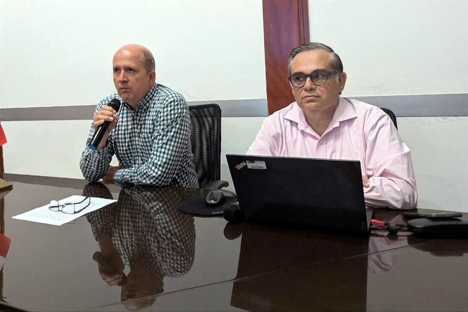 Augusto Valencia López, director general del CECy TE Jalisco y Octavio López Ortega, coordinador de padres de familia.