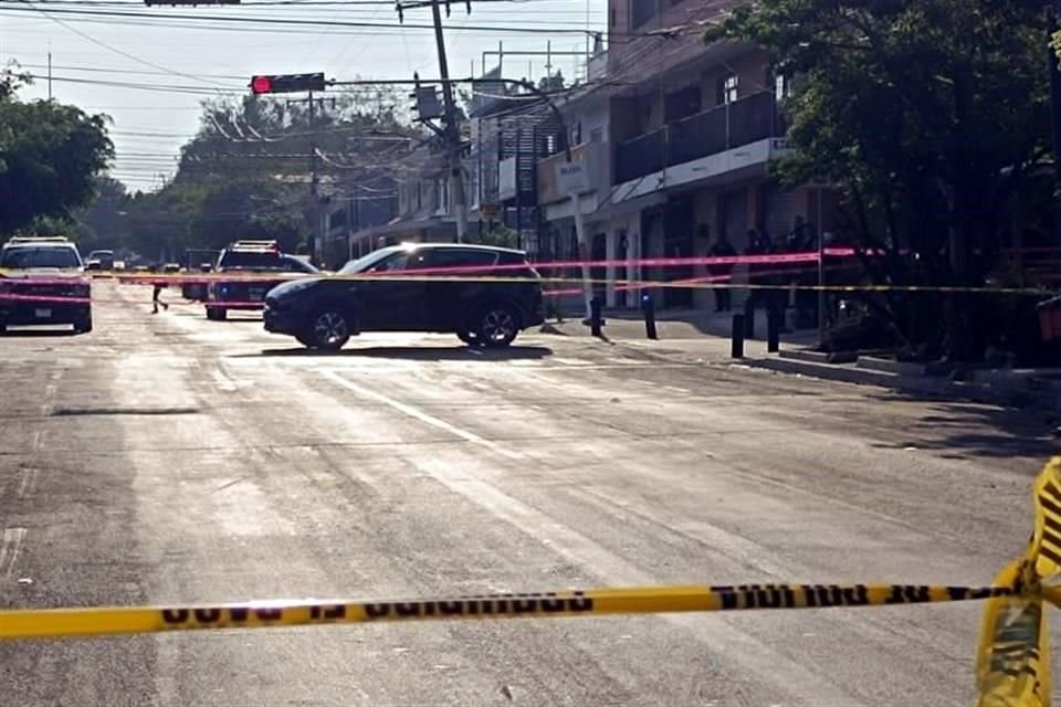 En el cruce de Obreros de Cananea y la privada Salvador González, se localizó una camioneta Kia Seltos color negro, con varios impactos de proyectil de arma de fuego en el parabrisas.