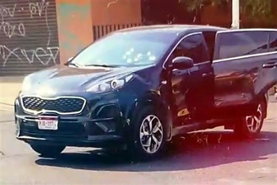 En el cruce de Obreros de Cananea y la privada Salvador González, se localizó una camioneta Kia Seltos color negro, con varios impactos de proyectil de arma de fuego en el parabrisas.