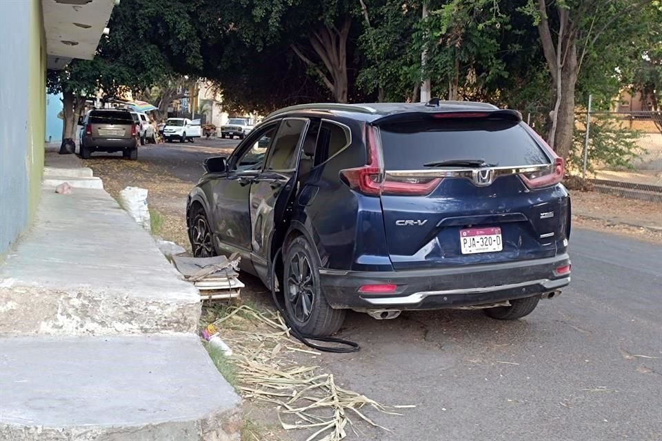 En Girasol y Orquídeas encontraron una camioneta Honda CR-V color azul, también con indicios de un ataque con arma de fuego.
