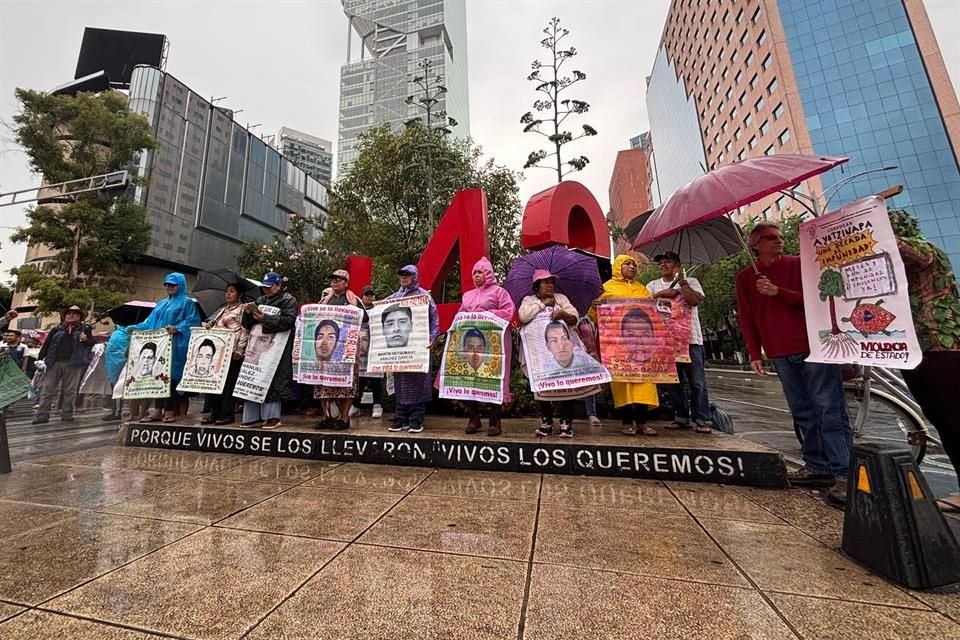 Clemente Abarca, padre de uno de los estudiantes normalistas de Guerrero, estuvo el lunes en Ciudad de México para la reunión con la Presidenta Claudia Sheinbaum en Palacio Nacional.