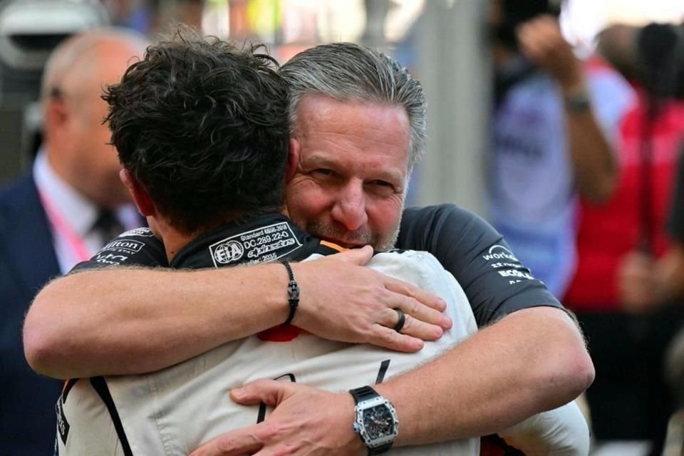 El abrazo de Zak Brown a su piloto lo dice todo.