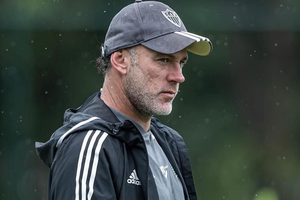 El argentino Gabriel Milito firmó como director técnico de Chivas.