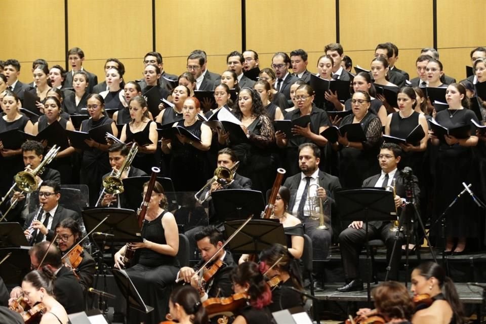 El escenario del Teatro Degollado recibió a más de 120 músicos y cantantes para la interpretación del 'Réquiem', de Wolfgang Amadeus Mozart.