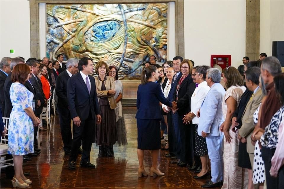 Para conmemorar el Día del Maestro, Sheinbaum anunció hace unos días un aumento salarial del 9% retroactivo a enero y un apoyo especial como 'reconocimiento'.