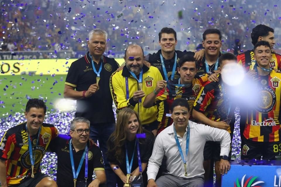 El ex Rector de la UdeG, Ricardo Villanueva, festejó el título de Leones Negros.