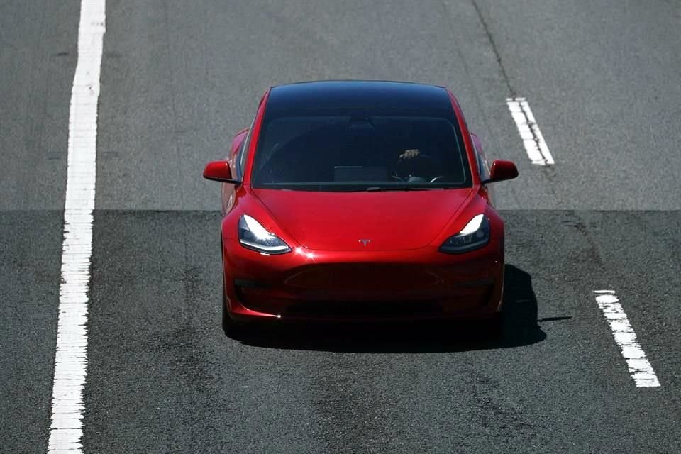 En los primeros cuatro meses de este año, en la UE se registraron 41 mil 677 matriculaciones de vehículos Tesla, un descenso del 46.1 por ciento.