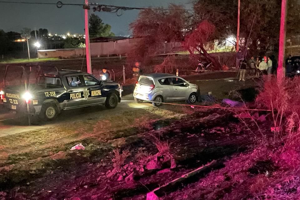Los dos menores fallecidos iban a bordo de una motocicleta; el conductor del automóvil quedó detenido.
