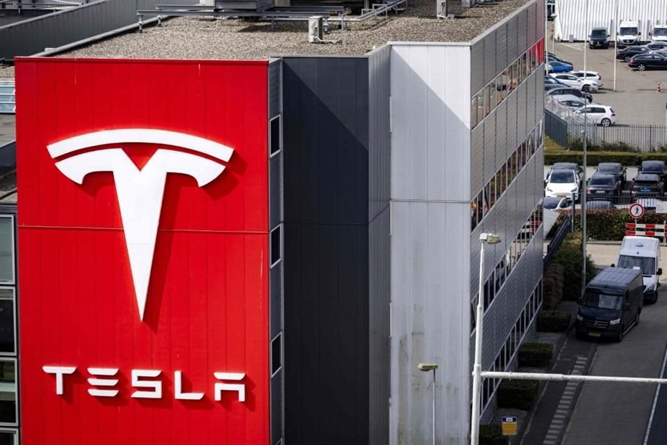 Las acciones de Tesla subían un 5.1 por ciento, a 356.41 dólares.